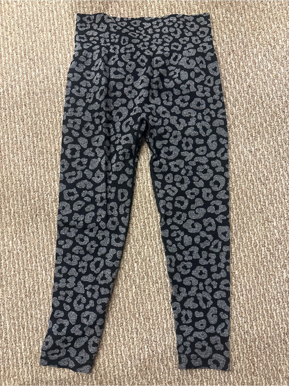 HALARA Black Leggings with Gray Leopard Print